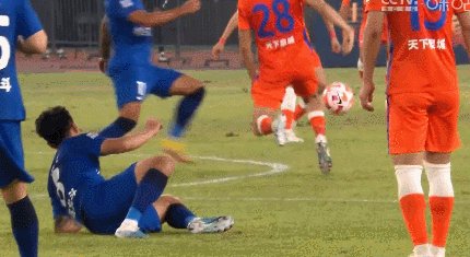 壹号娱乐-【超级杯】阿齐兹头槌谢鹏飞破门 三镇2比0十人泰山