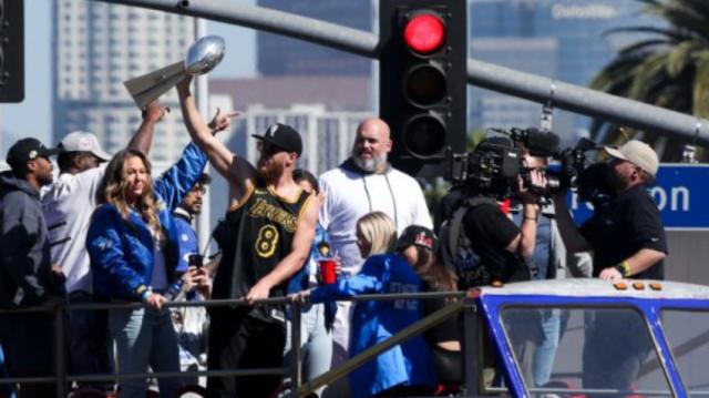 壹号娱乐APP-浓眉伤退詹姆斯顶上，湖人带着胜利进入全明星假期