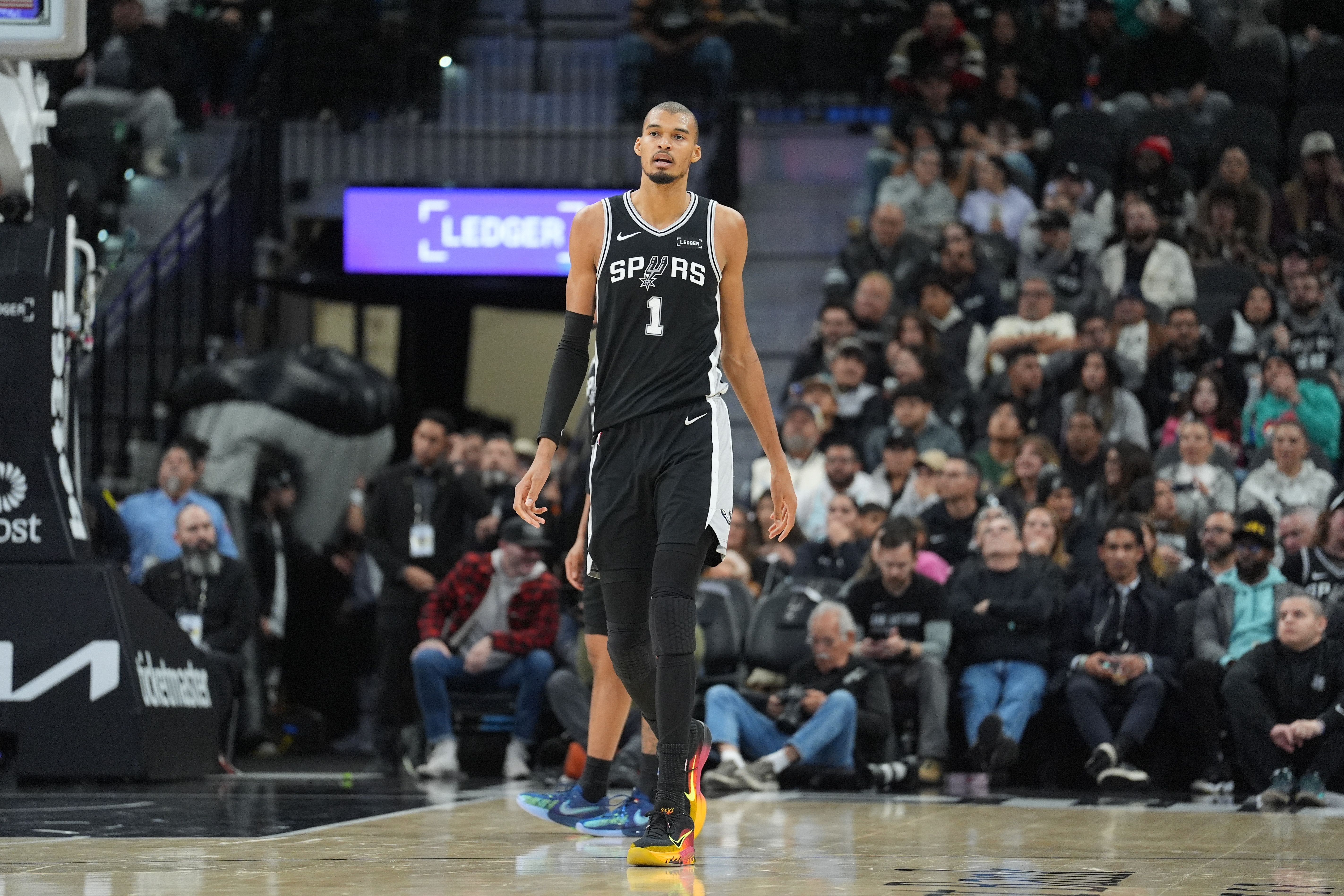 壹号娱乐APP-高效表现统治攻防！文班14中9&amp;三分9中5 砍下29分11板6助2断3帽