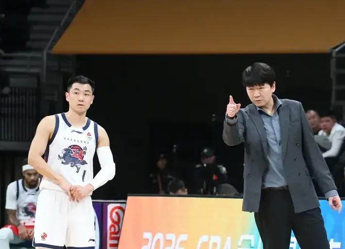 一号-胜广厦发布会!邱彪直指抢上半场,不满对布朗防守,点赞3将发挥