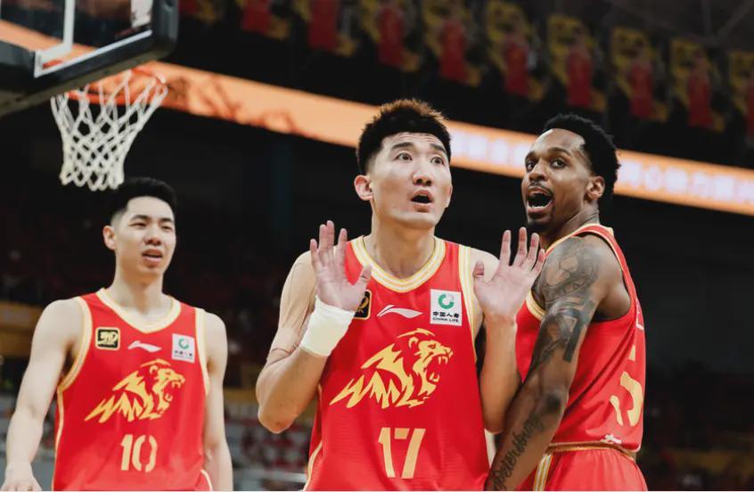壹号娱乐-时隔118场再首发，上海球迷却连说“谢谢”！抗韩英雄3场数据扎眼